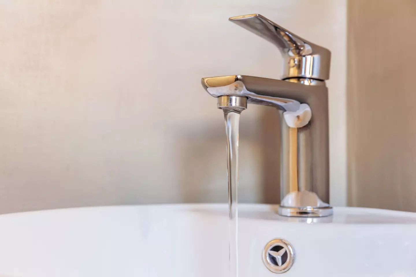 airbnb refuses to cancel their booking a couple gets revenge by leaving the taps and gas on for 25 days